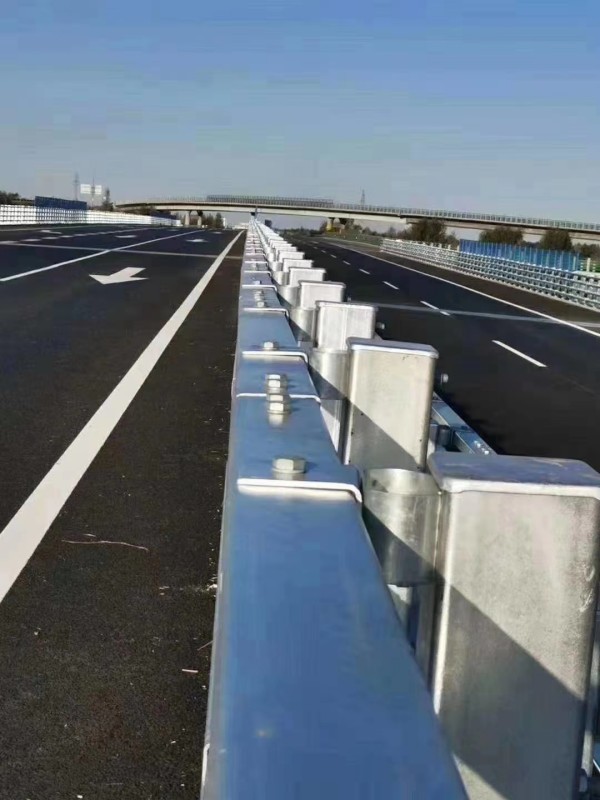 高速防撞護(hù)欄